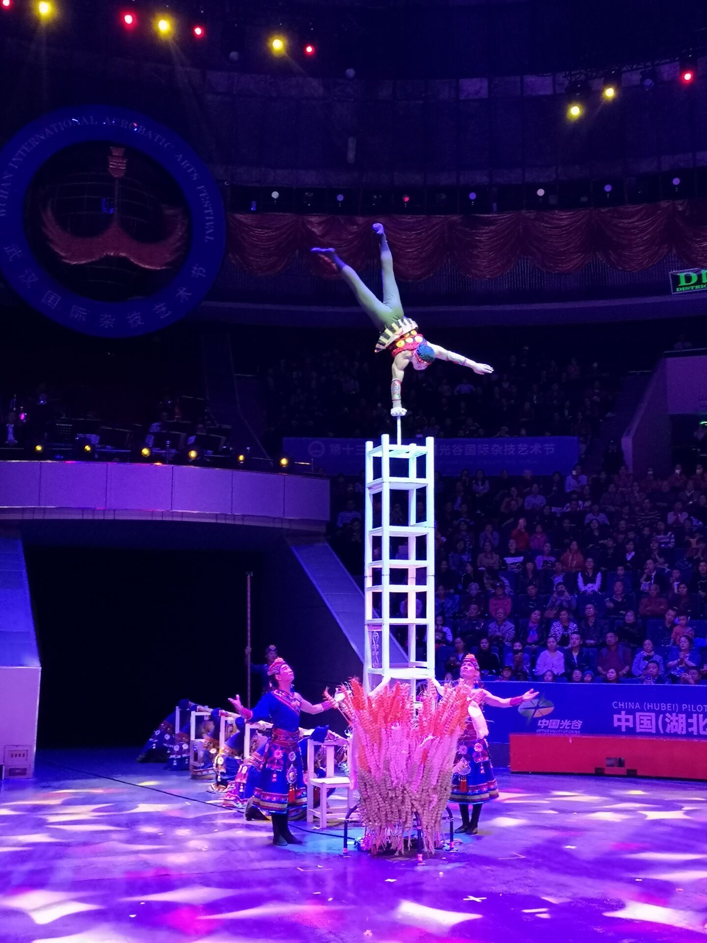 德州市杂技艺术保护教育传承中心(原德州市杂技团)的杂技作品《高椅》