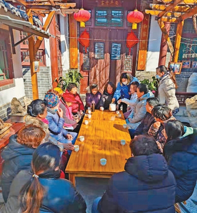 山东济南—— 小院摆茶摊 商议社区事（全过程人民民主·在现场）