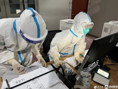 方舱患者眼中的山东援沪大白 ：“靠谱，让人踏实”