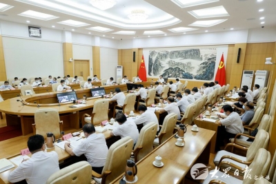 省委理论学习中心组进行集体学习