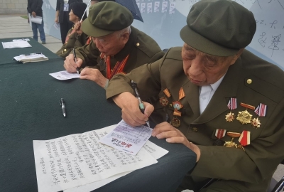 山河锦绣，英雄归来！志愿军老战士冒雨接战友回家