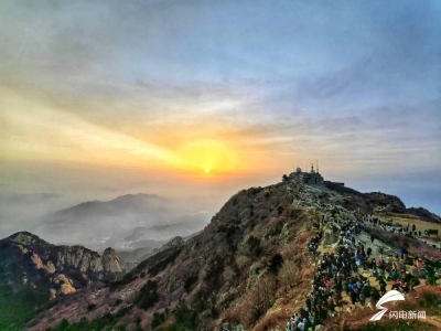 泰山之巅：朝阳破空出 彩霞漫天舞