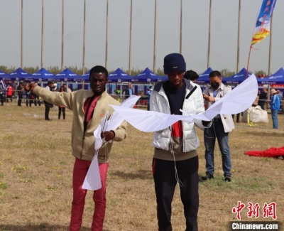 中外风筝爱好者云集“世界风筝之都” “筝”斗第40届潍坊国际风筝会