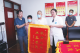 老人在公園因心梗暈倒，夏津醫(yī)生欒天把2歲孩子交給路人沖上去施救