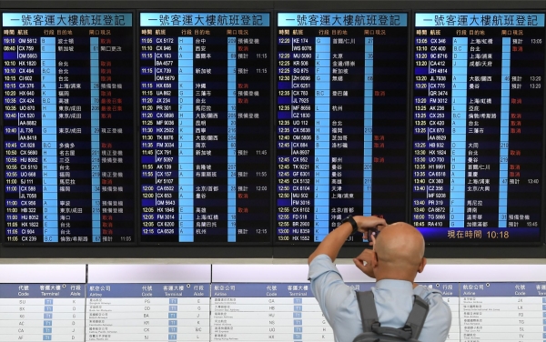 臺(tái)風(fēng)影響香港航班和高鐵