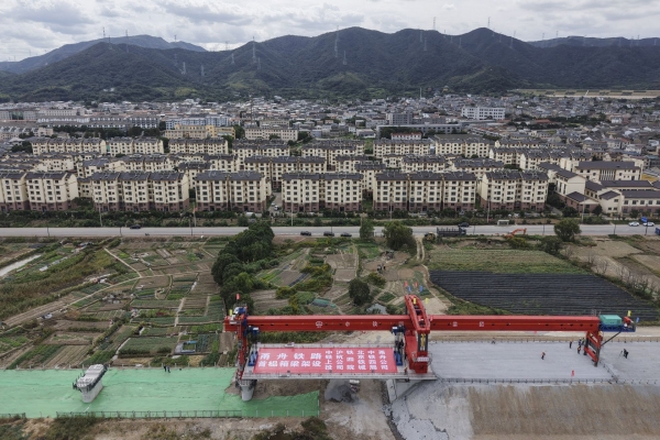 浙江：甬舟鐵路首榀箱梁成功架設