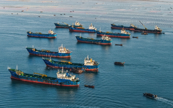 山东荣成：鲍鱼“南北转场”有序进行