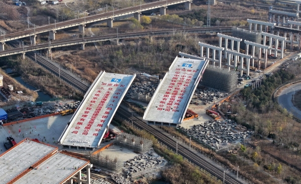 耗时约1小时 两座万吨连续梁精准转体