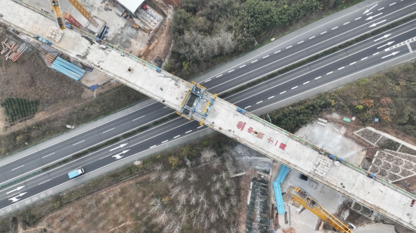 合武高鐵跨滬蓉高速特大橋合龍