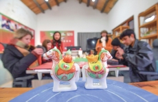 “洋學(xué)生”繪彩馬 感受中國年