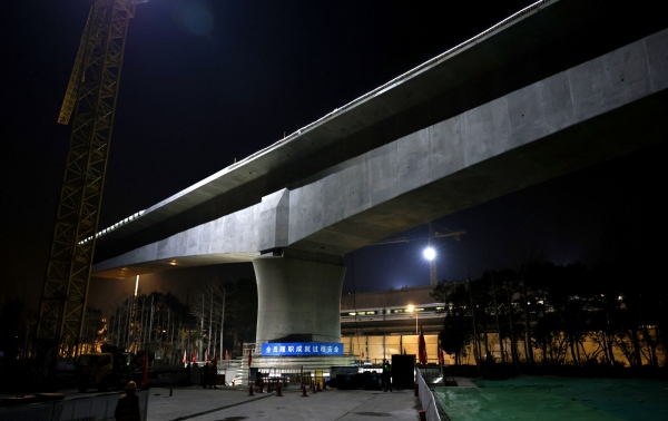 上海：萬噸橋梁成功跨越磁懸浮運(yùn)營線路
