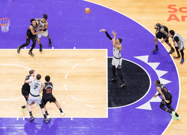 NBA常规赛：猛龙不敌马刺