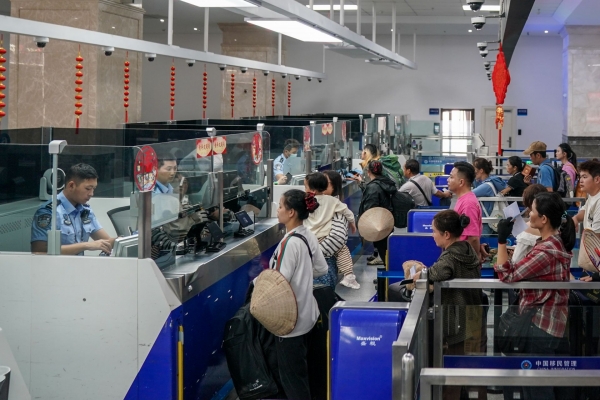 河口口岸今年出入境人數(shù)破百萬