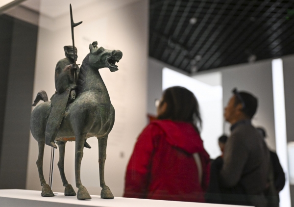 “春風(fēng)騏驥：馬年生肖展”在上海博物館人民廣場(chǎng)館舉行