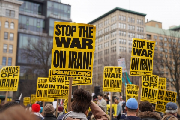 美國多地民眾抗議對伊朗動武