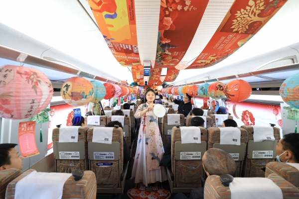 高鐵鬧元宵 旅途溫情濃