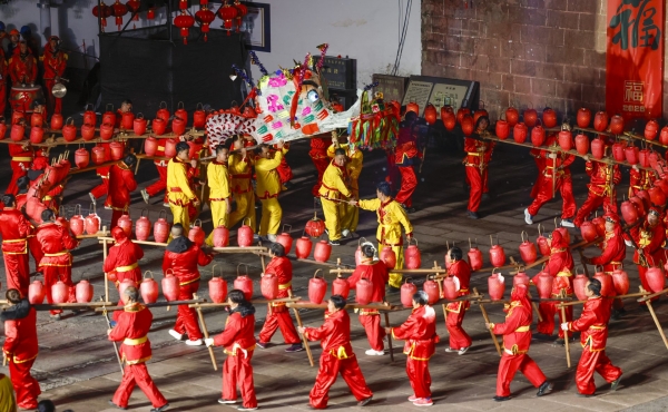 板凳龍舞靚古城 流光溢彩迎元宵