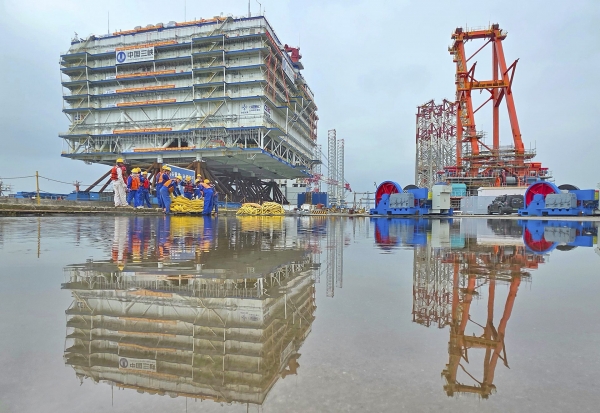 超大规模海上换流站“海风之心”江苏南通正式发运