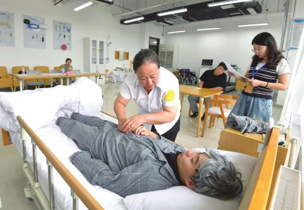 百余家政能手亮絕活比技能