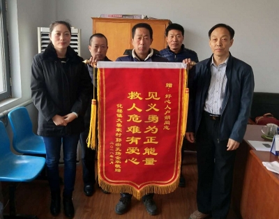 老人骑车撞树昏迷 法庭干警停车救人