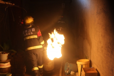 煤气罐着火，宁津消防员抱起来就跑，狂奔150秒排险情！