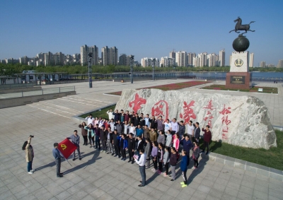 不忘初心，用一生来践行跟党走的理想追求 | 德报举行党员团员健步行活动