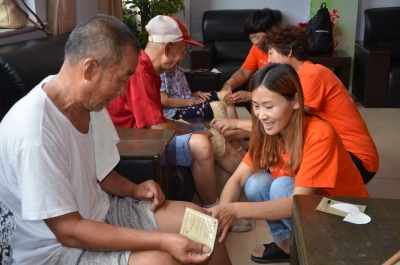 暖心！爱心企业送艾热灸进敬老院