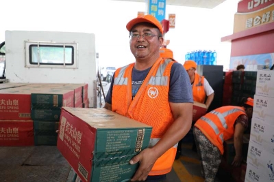 酷暑送清凉|2000名环卫工人收到爱心矿泉水