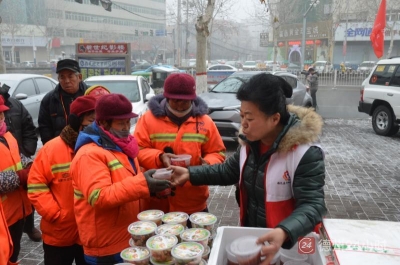 西部爱心公益社德州站的志愿者发起爱心活动|临邑城区300名环卫工喝上了暖心粥