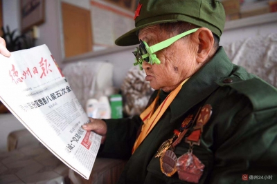 配眼镜、包水饺，志愿者陪抗战英雄李安甫过小年