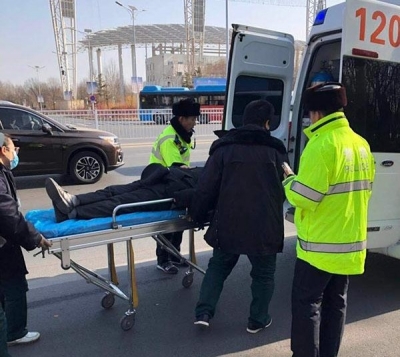 德州巡逻交警救助晕倒老人 | 民警提醒：老人外出一定要注意身体状况