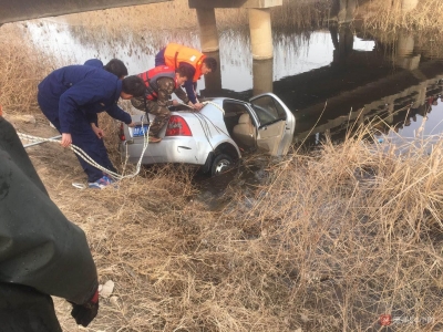 轿车坠入河中 消防紧急救援