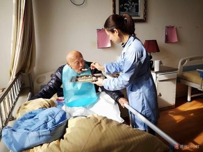 新春走基层｜致敬福利院工作人员∶“爸、妈”春节咱们一起过