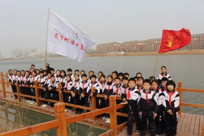 夏津双语实验小学师生走进敬老院，为老人送温暖