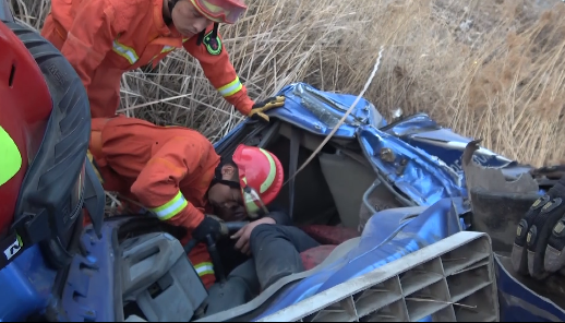 3分13秒 | 惊险！大挂车侧翻到路边河沟内，司机命真大！