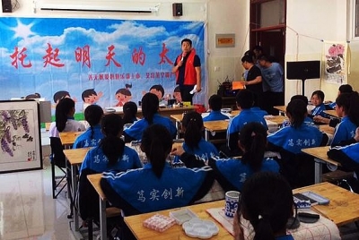 我市善无忧爱心俱乐部联合艾富莱空调有限公司到夏津二中开展国学公益活动