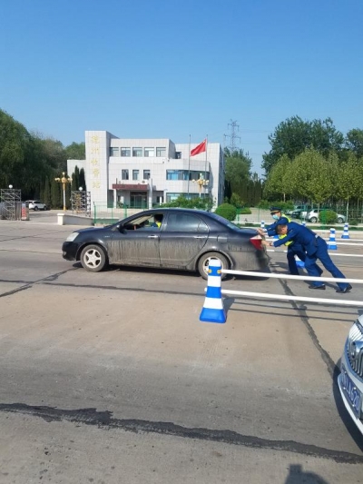 轿车收费站遇险 工作人员紧急救援