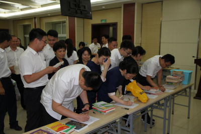 爱心捐书 情满“六一” | 恒丰银行德州分行开展向留守儿童捐书活动