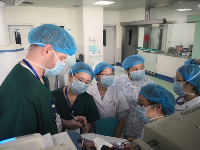 美国专家到市立医院现场查房讨论病例