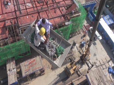 塔吊司机中暑晕倒  消防员高空救援