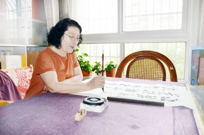 70岁老人崔吉荣痴迷书法：每个字都是我的老师