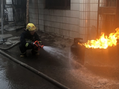 了不起！德州90后消防员三进三出火场，徒手拎出3个喷火煤气罐！