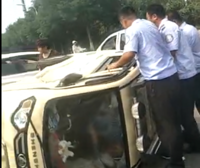 电动三轮车与轿车发生碰撞，两位老人被困，幸好遇到正在巡逻的夏津城管