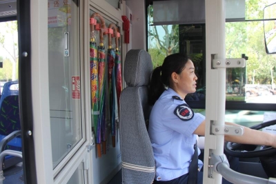 德州公交6路线“爱心雨伞”  方便市民雨天出行