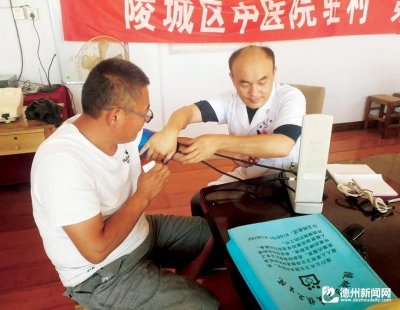 “第一书记”送健康进村