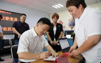 孟祥刚到学府社区开展 “双报到”活动