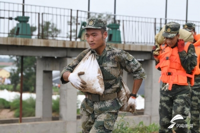 “班长，轻点，有点疼！”休整间隙，奋战在决堤口的战士们集体“晾背”
