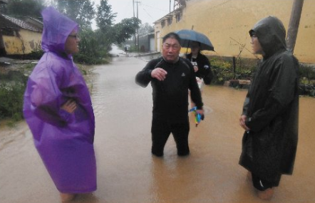 村民互助，铲车出动，200余人台风中转移！看一个村庄快速突围
