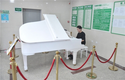 用音乐缓解患者紧张情绪！德州市人民医院门诊大厅设立钢琴演奏区