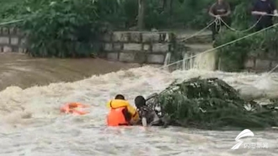 女子被困45米宽河内紧抱柳枝 消防员绕行5公里3小时将其救出